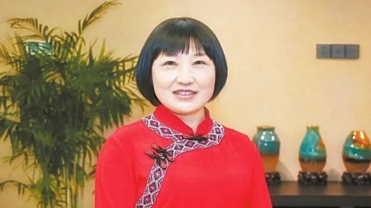 劳模风采·2012年全国五一劳动奖章｜刘发英：托起了山里孩子的“读书梦�? title=