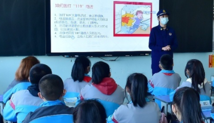 新疆伊犁：筑牢安全防?#32;守护平安校园