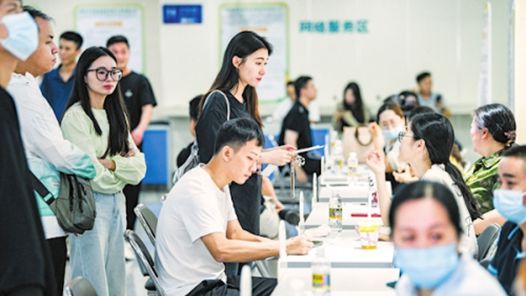 海口“春风行动”第二场招聘会举? title=