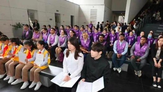 中外志愿者南京传递和平之?#32;紫金草志愿者注册人数超2.5万人 中外志愿者南京传递和平之?#32;紫金草志愿者注册人数超2.5万人