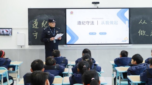 一双“铁脚板”满腔“热心肠? title=