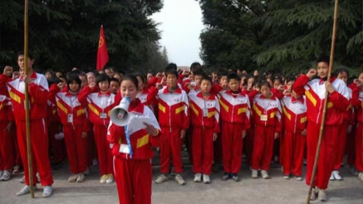 清明节前祭扫烈士