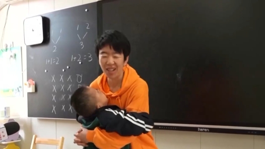遇见你|她用17年温暖坚?#32;照亮一群小“星星? title=