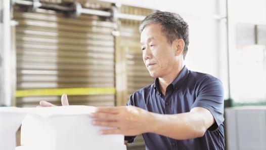 劳模风采·2015年全国劳模｜冷朝刚：为乡亲们的幸福生活持续奋�? title=