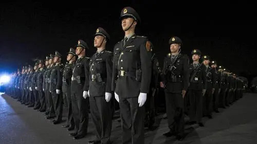 解放军驻香港部队组织官兵代表瞻仰祭扫香港抗日英烈纪念? title=