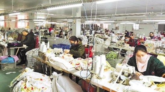 从一滴原油,到一条纱线,再到一件成? title=