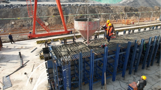 本桓高?号梁场首片预制T梁完成浇? title=