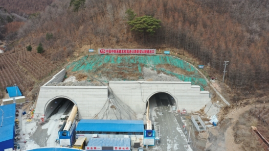 中铁本桓高速十工区隧道掘进突破万米大关