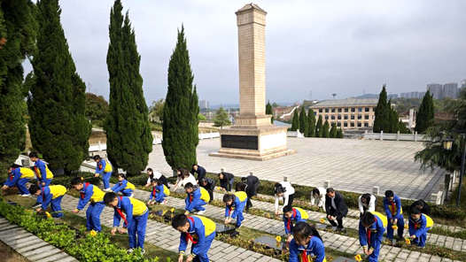 共青团中央、全国少工委开展“清明祭英烈”主题教育实践活? title=