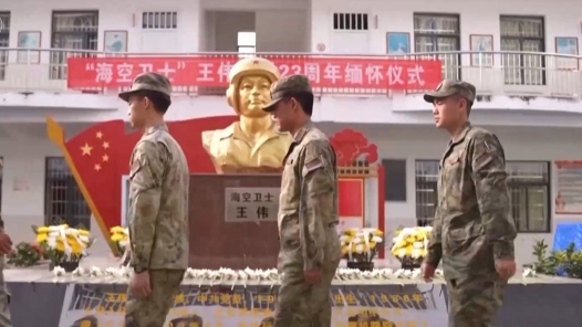 我们永远铭记81192！舰载机飞行员：用实际行动完成烈士夙? title=