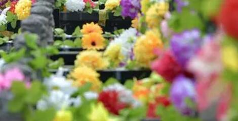 清明祭英烈激励职工投身建? title=