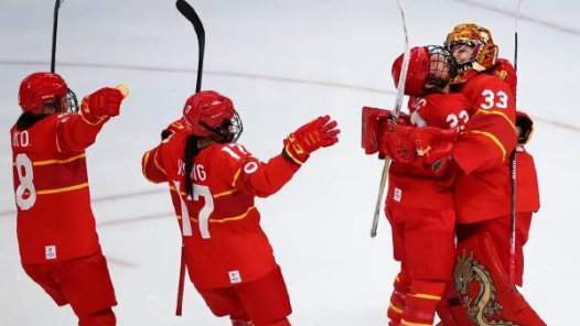 首秀“点杀”日本队 中国女冰时隔15年重返顶级组 首秀“点杀”日本队 中国女冰时隔15年重返顶级组