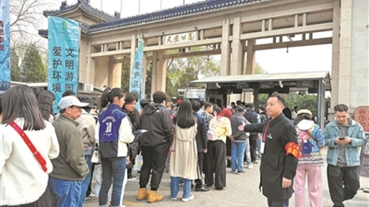 北京市属公园迎来客流量高? title=