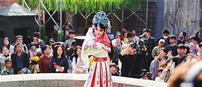 戏曲快闪到张?#32;线上线下同“圈粉? title=