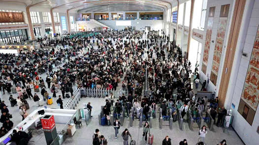 淄博烧烤还火吗？今年清明假期依然“人从众? title=