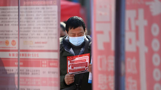 德令哈将就业服务延伸到群众“家门口�? title=