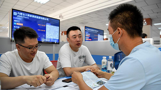 自贡市：一对一指导促就�?#32;面对面服务提质效