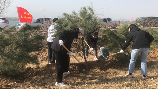 河北省怀来县总工会开展“义务植树日”活? title=