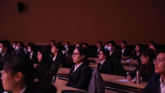 呼和浩特市总工会举�?024年首期职工大讲堂