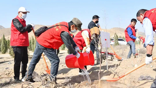 包头市总工会组织全市劳模工匠开展义务植树活? title=