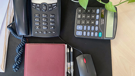 花钱买工作?警惕求职中介“付费内推”陷? title=