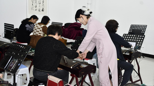 河南鹤壁市总工会开设“工会晚八点”职工古筝公益课? title=