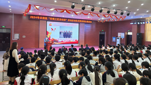 济源示范区总工会组织开展“劳模工匠进校园”活? title=