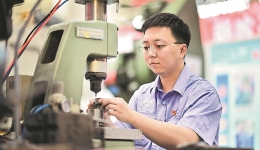 钳工杨国心用超精密锉削打磨“战鹰”零部件：追?.00068毫米